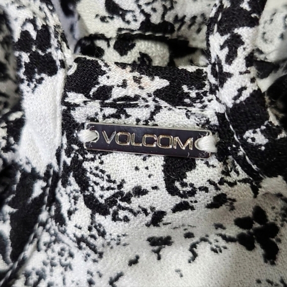 Volcom Monochrome Floral Pattern Top - Picture 6 of 9